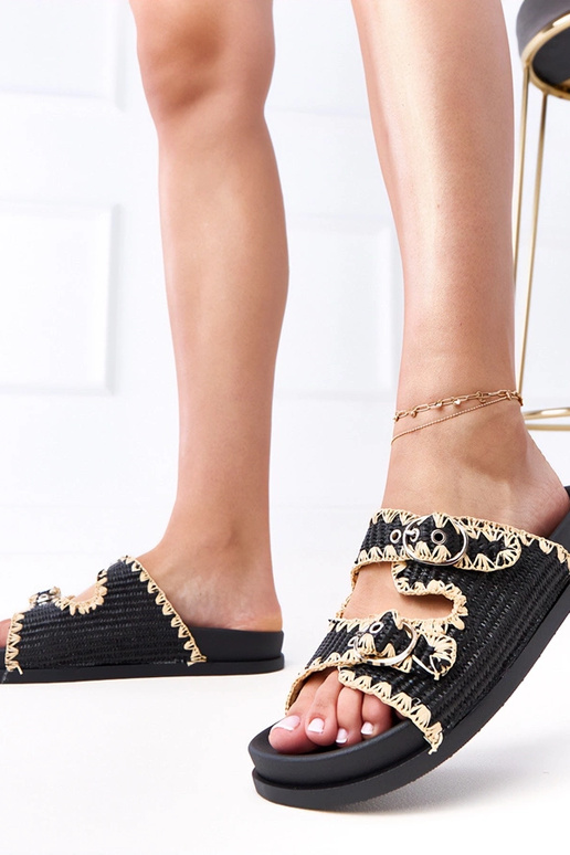 Chinelos trançados pretos com fivelas...