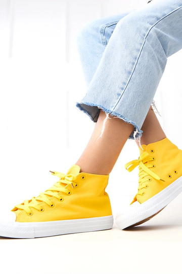 Tênis de cano alto amarelos...