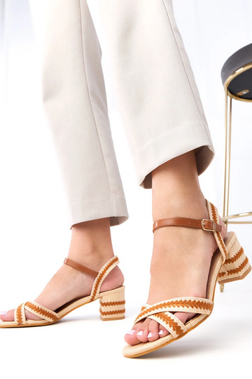 Sapatos de salto em forma de coluna marrons com tiras no tornozelo Markot