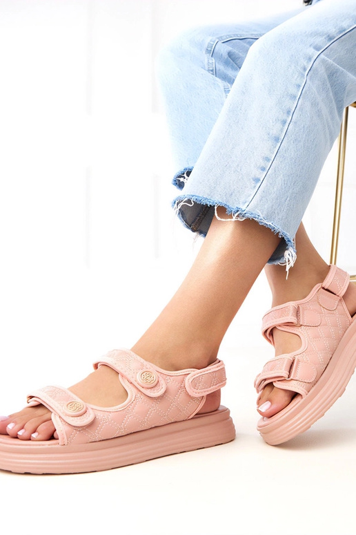 Sandálias rosas com tiras ajustáveis...
