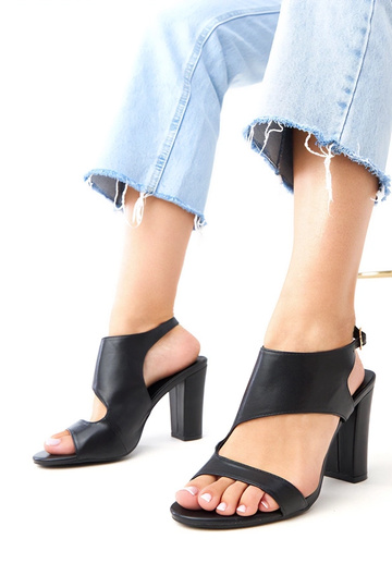 Sandalhas pretas de salto...