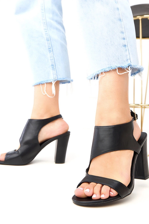 Sandalhas pretas de salto com fecho...