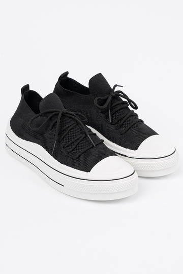 Um modelo atraente sapato cor preta z ozdobnym cadarçosm