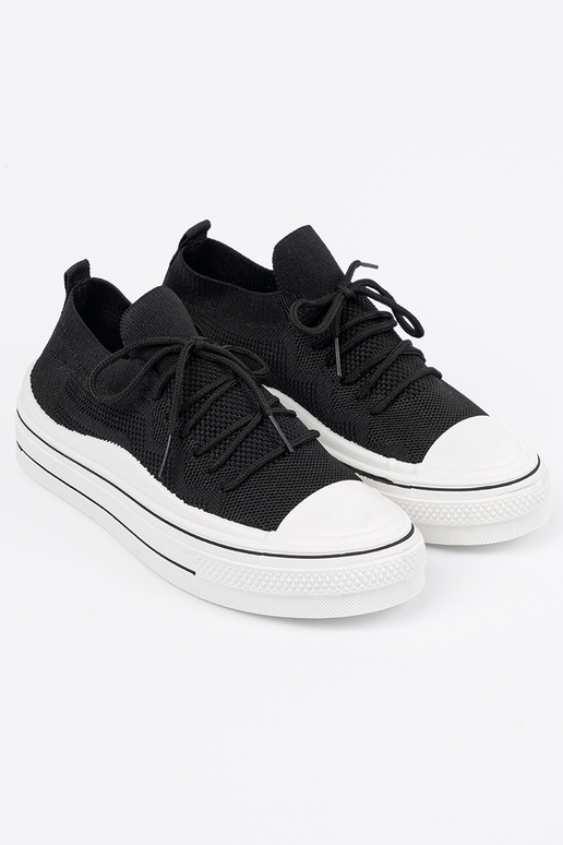 Um modelo atraente sapato cor preta z ozdobnym cadarçosm Um modelo atraente sapato cor preta z ozdobnym cadarçosm