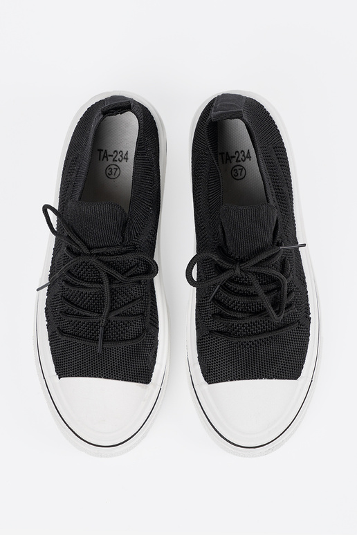 Um modelo atraente sapato cor preta z ozdobnym cadarçosm Um modelo atraente sapato cor preta z ozdobnym cadarçosm