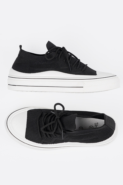 Um modelo atraente sapato cor preta z ozdobnym cadarçosm Um modelo atraente sapato cor preta z ozdobnym cadarçosm