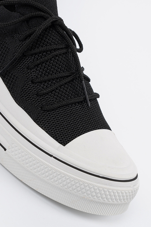 Um modelo atraente sapato cor preta z ozdobnym cadarçosm Um modelo atraente sapato cor preta z ozdobnym cadarçosm