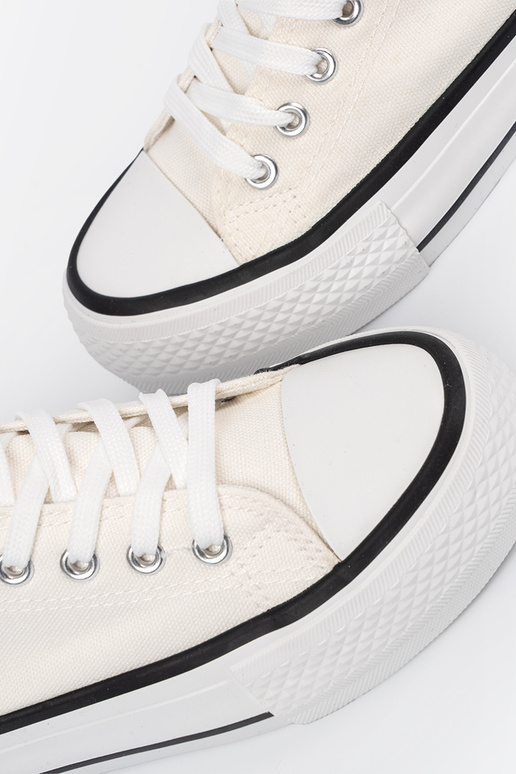 sapatos casuais cor branca com uma nota Love sapatos casuais cor branca com uma nota Love