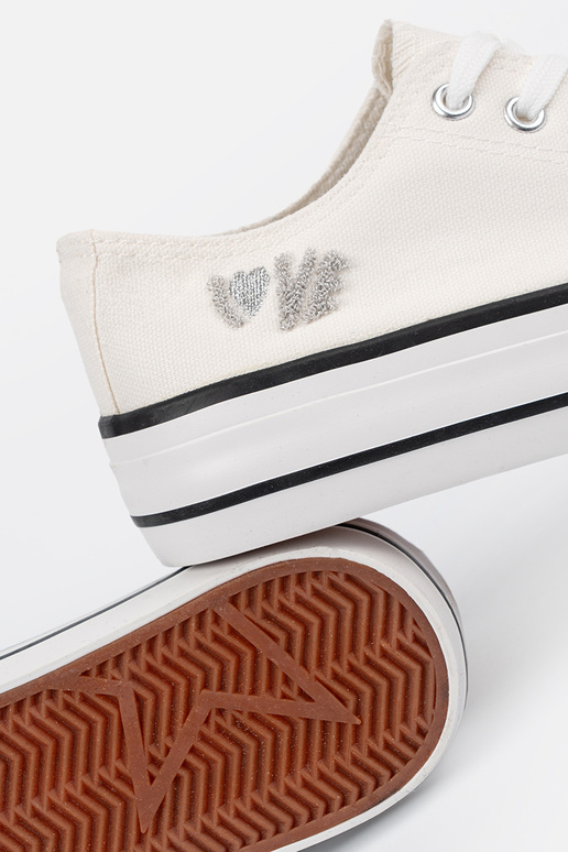 sapatos casuais cor branca com uma nota Love sapatos casuais cor branca com uma nota Love