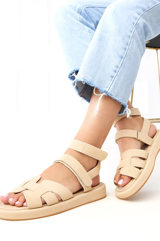 Sandálias na cor areia com fecho no...