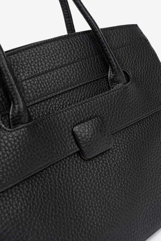 Um clássico Bolsa preto no ombro