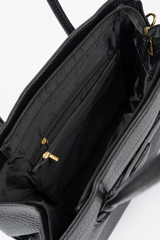 Um clássico Bolsa preto no ombro