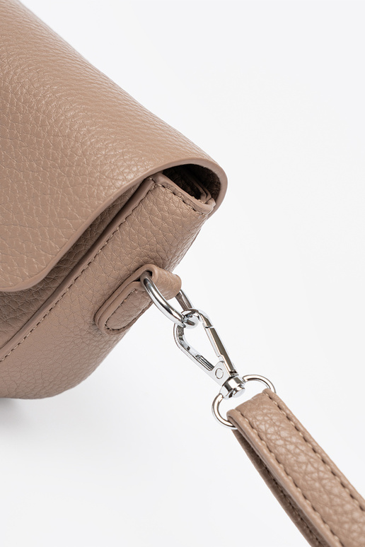 Carteiro com corações bege