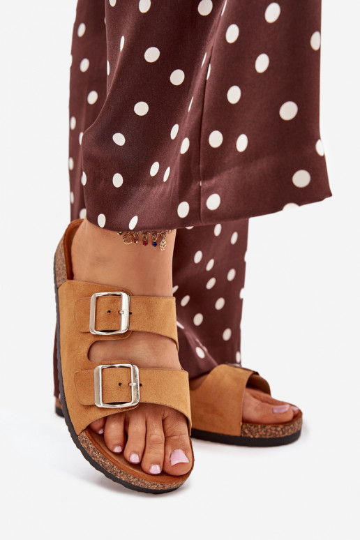 Chinelos femininos com uma plataforma com fivelas cor marrom Livara Chinelos femininos com uma plataforma com fivelas cor marrom Livara