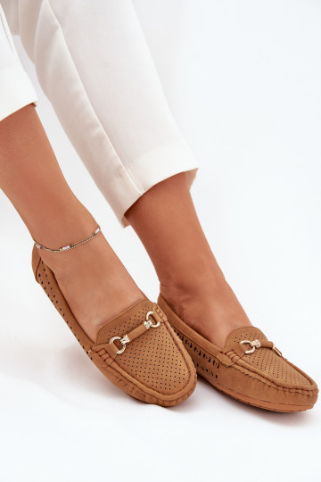 Mocassins femininos com elementos vazados e ornamentos na cor marrom Kaydance