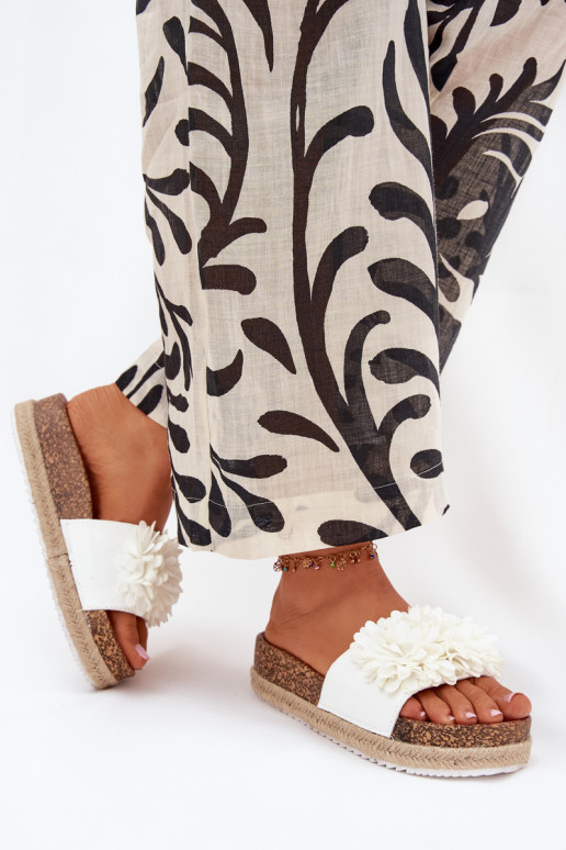 Chinelos femininos com uma plataforma Com decoraçõesi com motivos floraiskami cor branca Tessara Chinelos femininos com uma plataforma Com decoraçõesi com motivos floraiskami cor branca Tessara