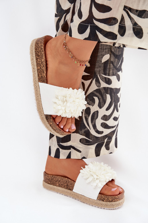 Chinelos femininos com uma plataforma Com decoraçõesi com motivos floraiskami cor branca Tessara Chinelos femininos com uma plataforma Com decoraçõesi com motivos floraiskami cor branca Tessara