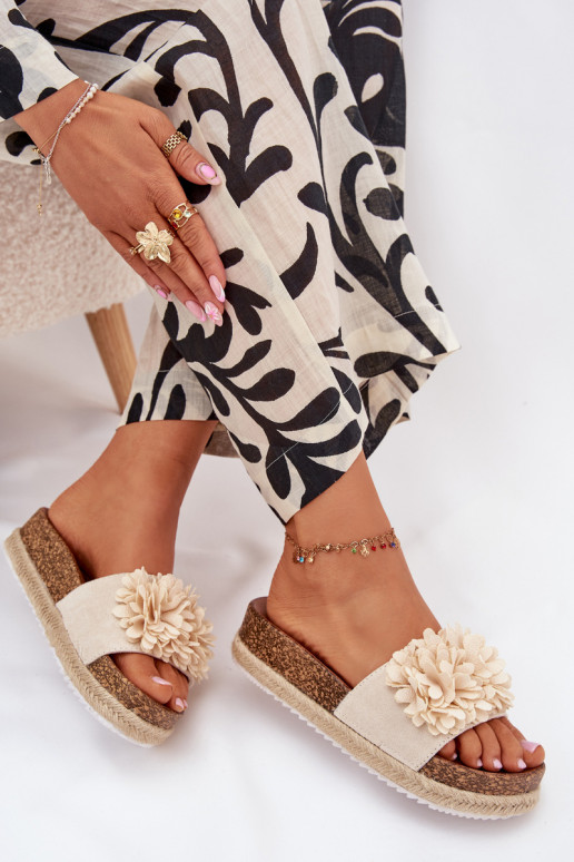 Chinelos femininos com uma plataforma Com decoraçõesi com motivos floraiskami bege Tessara Chinelos femininos com uma plataforma Com decoraçõesi com motivos floraiskami bege Tessara