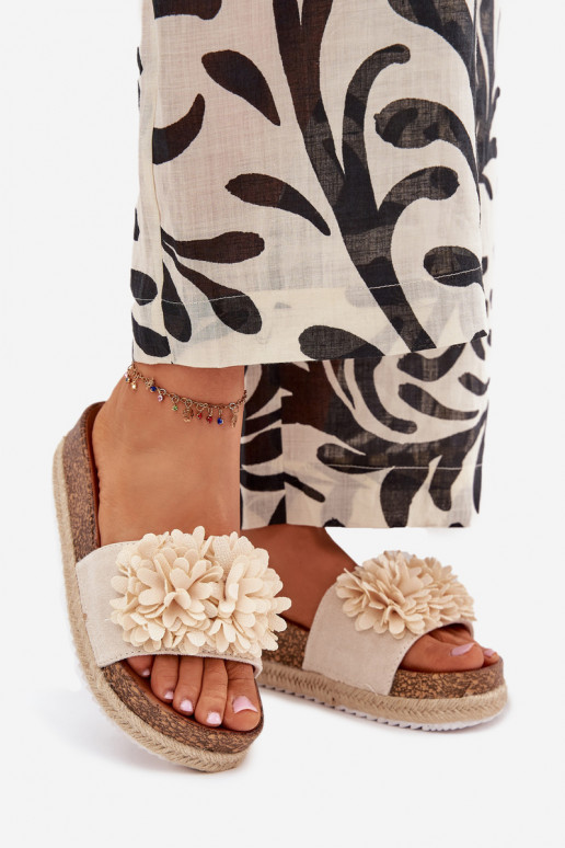 Chinelos femininos com uma plataforma Com decoraçõesi com motivos floraiskami bege Tessara Chinelos femininos com uma plataforma Com decoraçõesi com motivos floraiskami bege Tessara