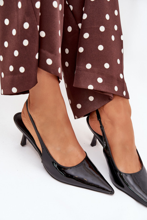 com efeito verniz Sapato com salto fino com salto aberto cor preta Talira