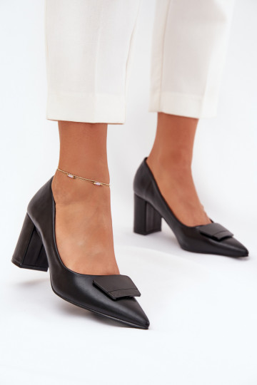 Sapato com salto com enfeites cor preta Celira