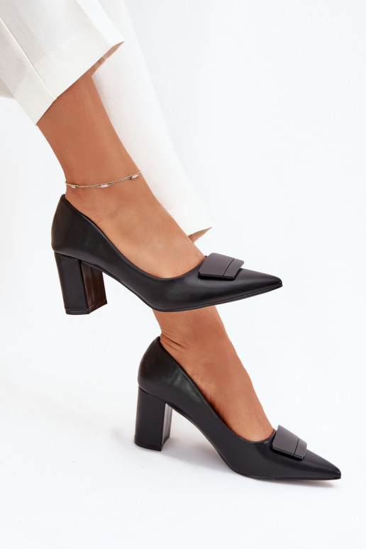Sapato com salto com enfeites cor preta Celira Sapato com salto com enfeites cor preta Celira