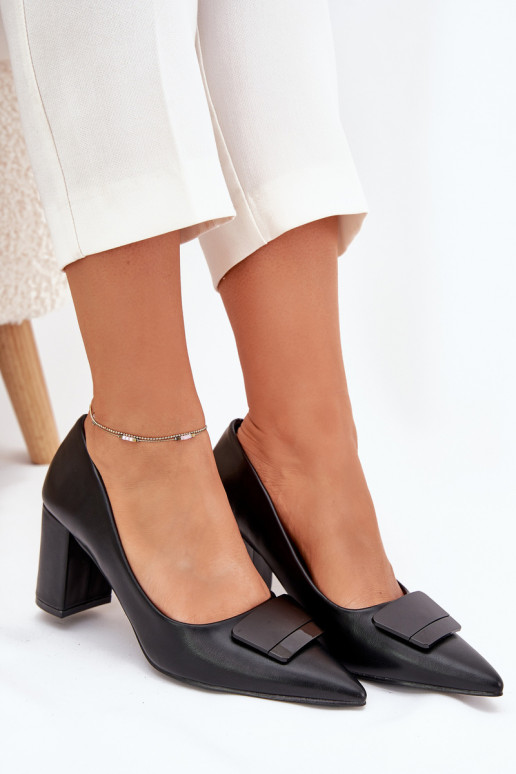 Sapato com salto com enfeites cor preta Celira Sapato com salto com enfeites cor preta Celira