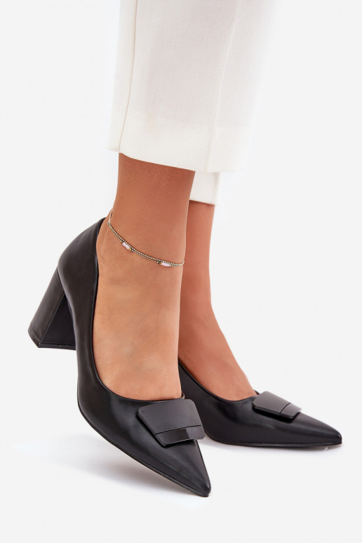 Sapato com salto com enfeites cor preta Celira Sapato com salto com enfeites cor preta Celira