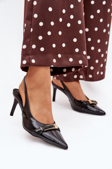 Sapatos pretos envernizados com saltos finos e fivelas douradas Vivae