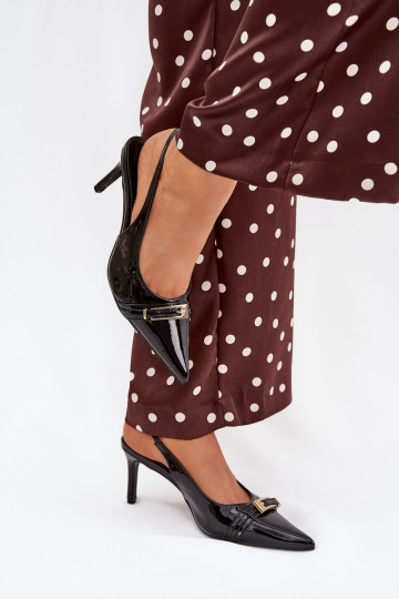 Sapatos pretos envernizados com saltos finos e fivelas douradas Vivae 2