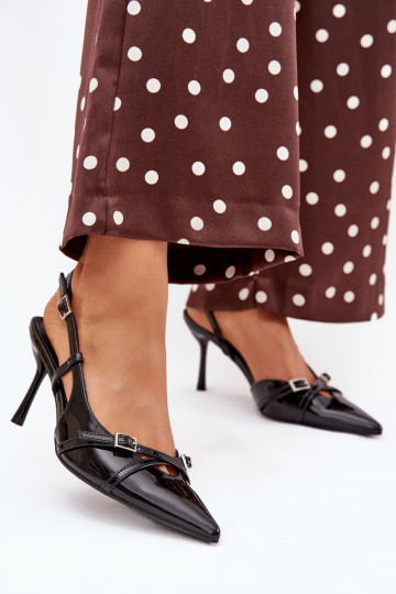 Sapatos pretos envernizados com calcanhar aberto e tiras Ravira
