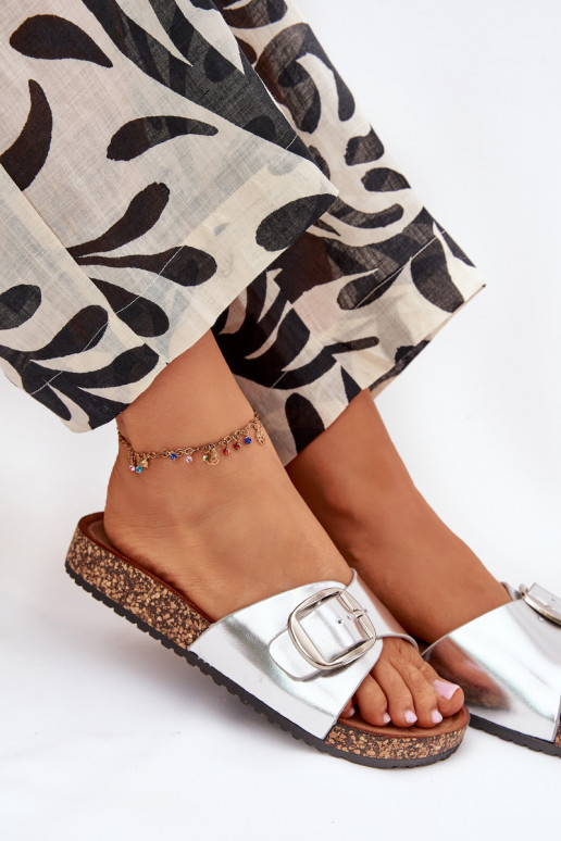 Chinelos femininos com uma plataforma com fivelas cor prata Vianara