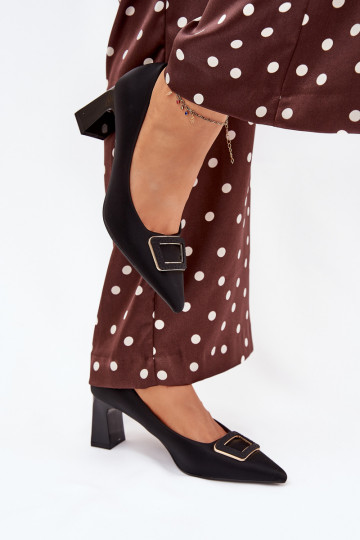 Sapato com salto decorar com fivelas cor preta Seriva