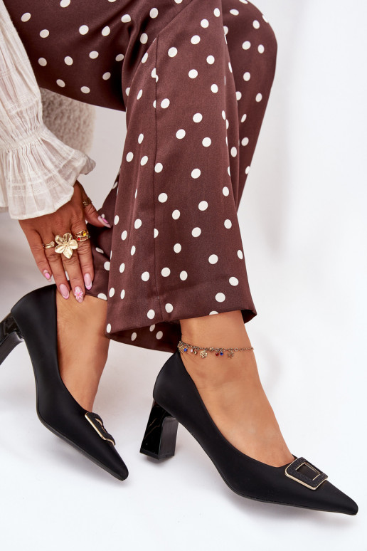 Sapato com salto decorar com fivelas cor preta Seriva