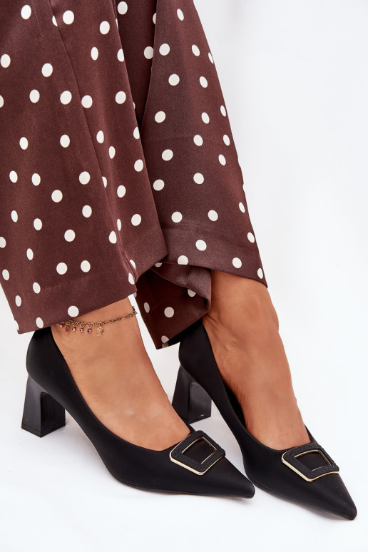 Sapato com salto decorar com fivelas cor preta Seriva