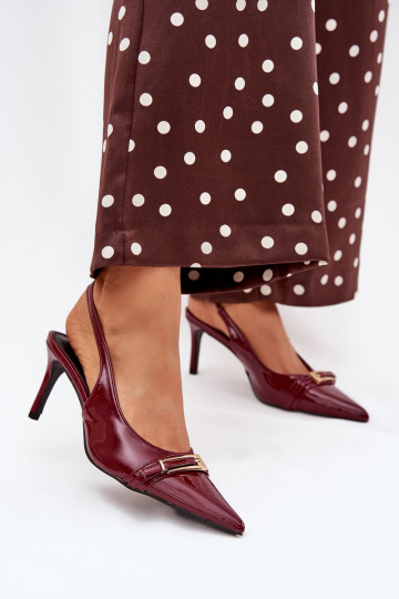 Sapatos bordô com saltinhos finos e fivelas douradas com efeito de verniz