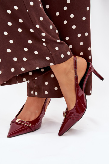 Sapatos bordô com saltinhos finos e fivelas douradas com efeito de verniz 2