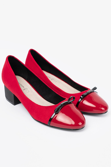 cor vermelha salto alto com um arco i lakieroParaanym noskiem