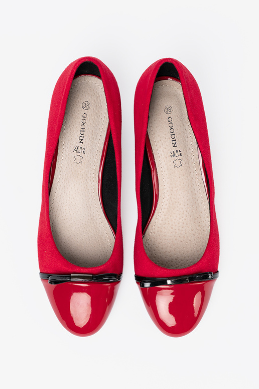 cor vermelha salto alto com um arco i lakieroParaanym noskiem