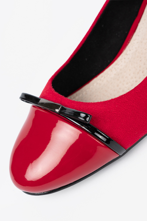 cor vermelha salto alto com um arco i lakieroParaanym noskiem