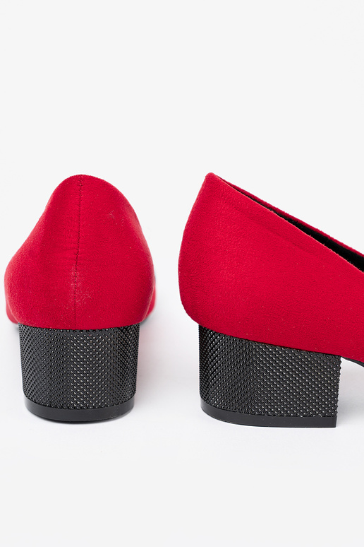 cor vermelha salto alto com um arco i lakieroParaanym noskiem