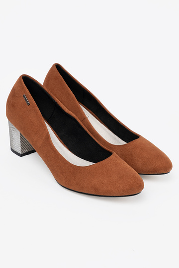 cor marrom salto alto z ozdobnym pratam obcasem