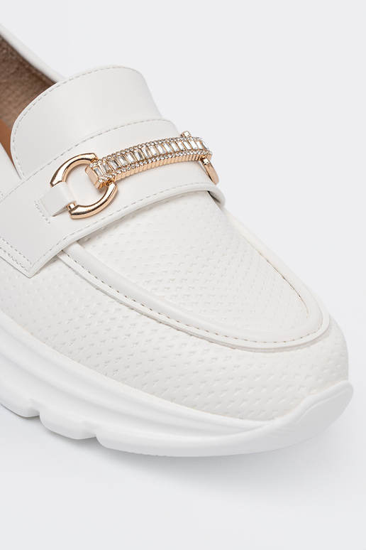 cor branca mocassins z dekoracyjnym douradom elementem. cor branca mocassins z dekoracyjnym douradom elementem.