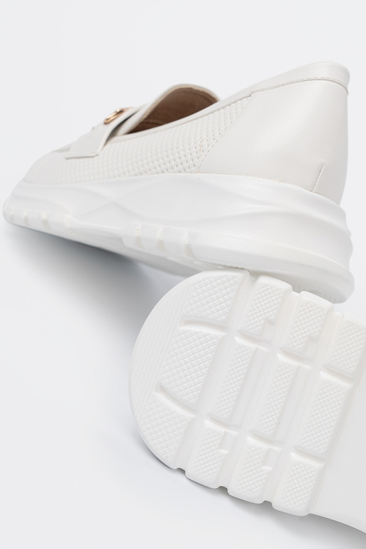 cor branca mocassins z dekoracyjnym douradom elementem. cor branca mocassins z dekoracyjnym douradom elementem.
