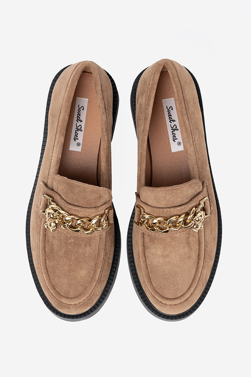 bege mocassins z douradom łańcuchem.