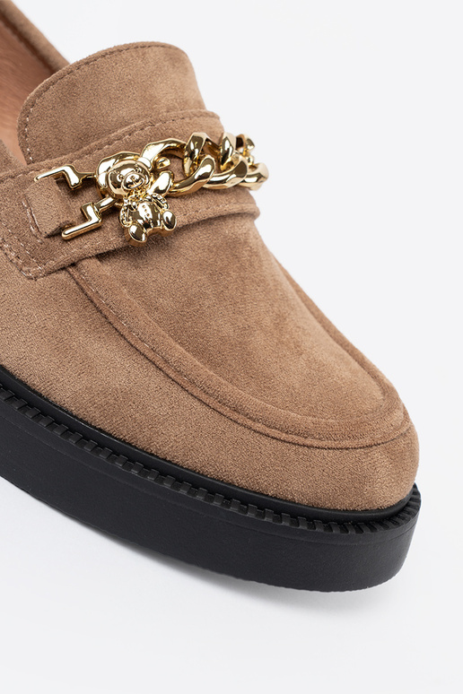 bege mocassins z douradom łańcuchem.