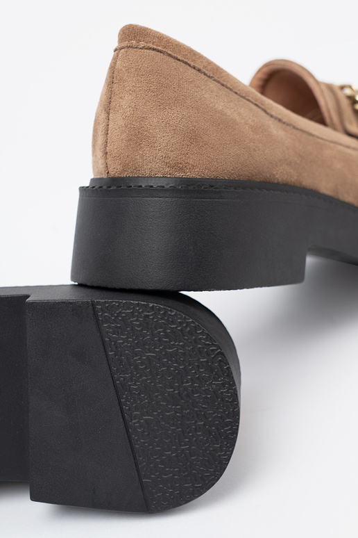 bege mocassins z douradom łańcuchem.