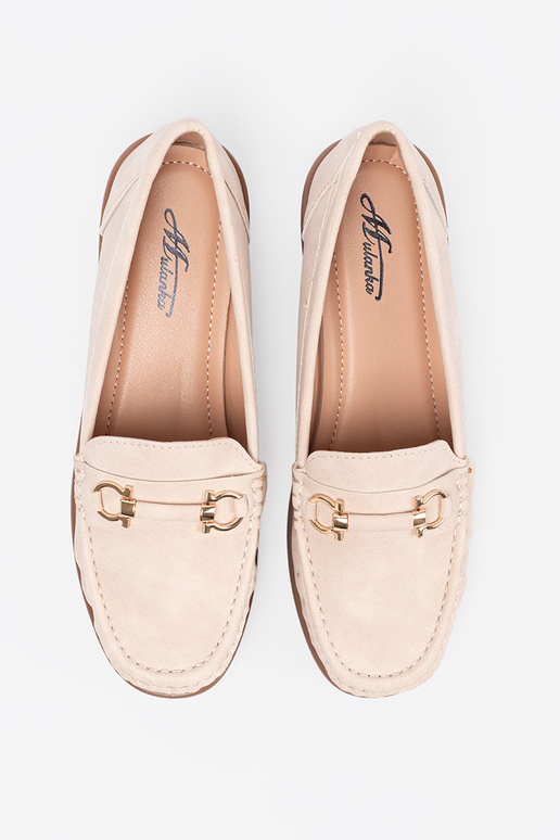 bege mocassins em uma cunha z ozdobnym łańcuszkiem bege mocassins em uma cunha z ozdobnym łańcuszkiem