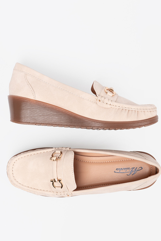 bege mocassins em uma cunha z ozdobnym łańcuszkiem bege mocassins em uma cunha z ozdobnym łańcuszkiem