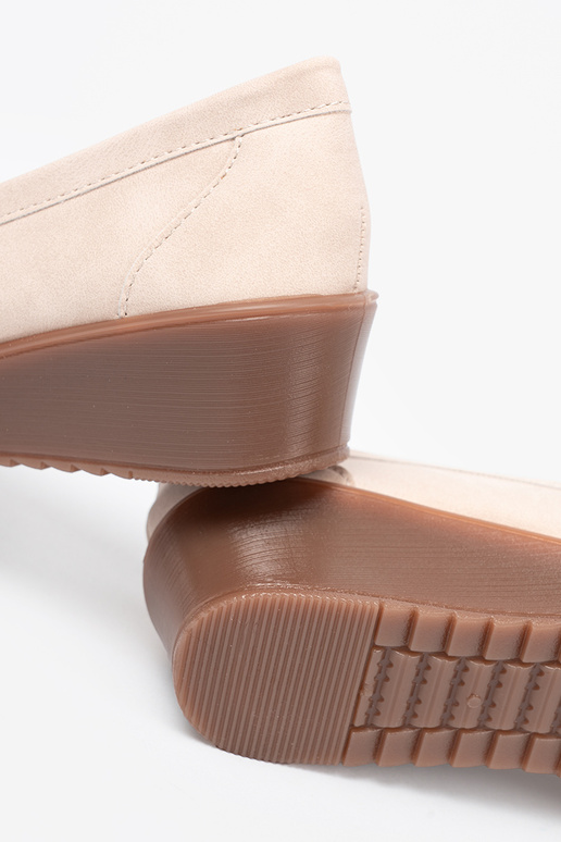 bege mocassins em uma cunha z ozdobnym łańcuszkiem bege mocassins em uma cunha z ozdobnym łańcuszkiem